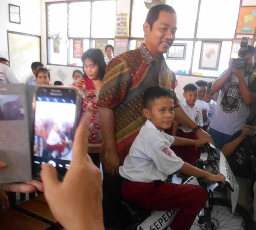 Daffa, bocah pengadang sepeda motor di trotoar dapat sepeda baru dari Wali Kota. (Foto: MTVN/Dhana)