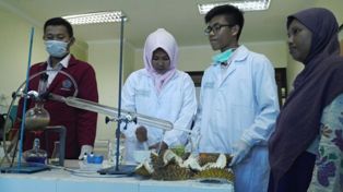 Mahasiswa Sulap Kulit Durian Jadi Pengusir Nyamuk