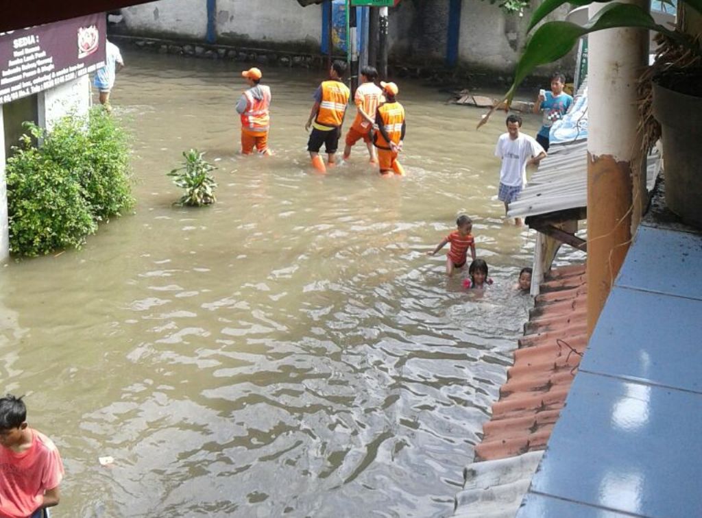 Banjir di  Mampang Prapatan 13--Pembaca Metrotvnews.com/Mohammad Arif Rahman 