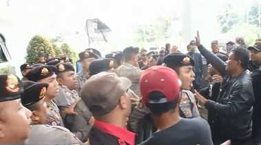 Unjuk Rasa Tolak Pembelian Fortuner di DPRD Jawa Barat Ricuh