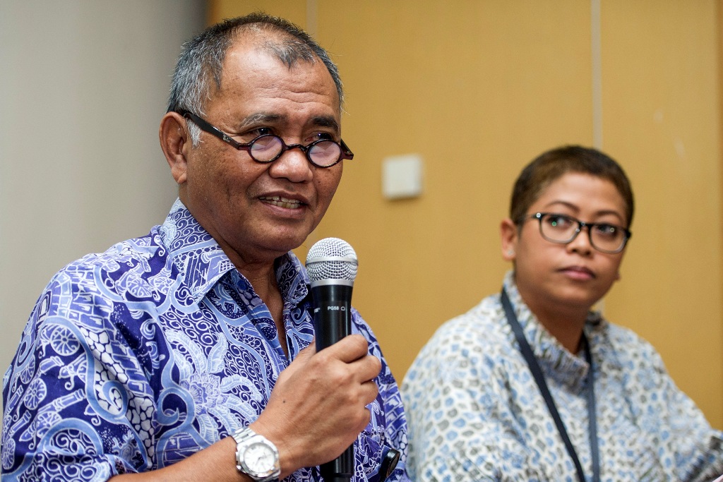 Agus Rahardjo (kiri) didampingi Pelaksana harian Kepala Biro Humas KPK Yuyuk Andriati (kanan) memberikan konferensi pers tersangka baru hasil operasi tangkap tangan (OTT) di Gedung KPK, Jakarta, Kamis (21/4/2016). Foto: Antara/Sigid Kurniawan