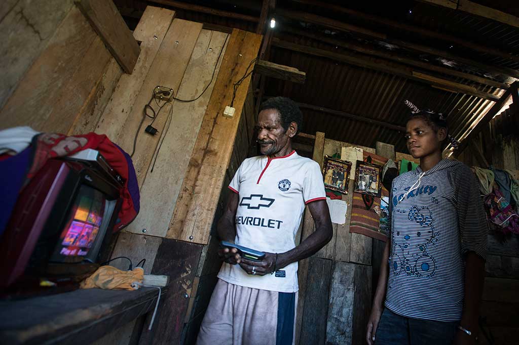 Warga Desa Sosyan Maybrat Nikmati Listrik Tenaga Mikro Hidro