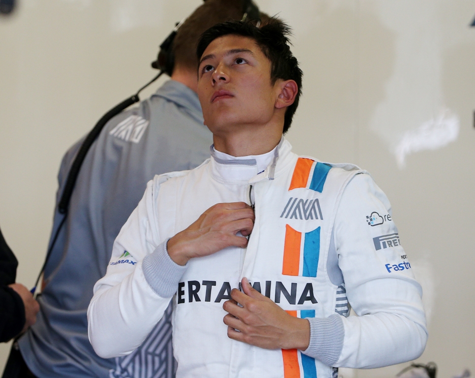 Rio Haryanto di garasi tim Manor untuk bersiap tampil di sesi latihan bebas jelang GP F1 Australia (Foto: AP Photo/Rob Griffith)