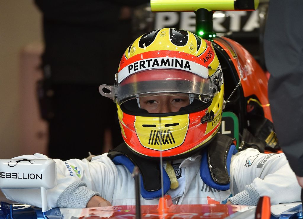 Rio Haryanto bersiap di kokpit Manor jelang tampil di sesi latihan bebas GP F1 Australia (Foto: AFP/Paul Crock)