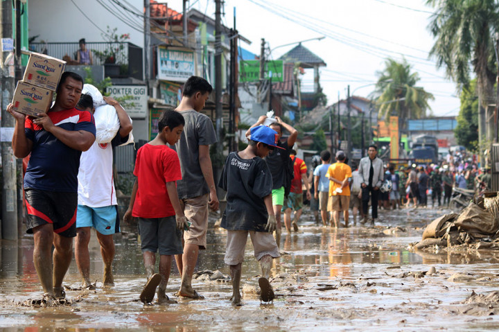 Petugas Perbaiki Tanggul Sungai Pasca Banjir Bekasi