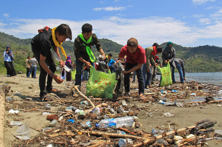 Peringati Hari Bumi, Mahasiswa Bersihkan Pantai Wisata Ujong Pancu