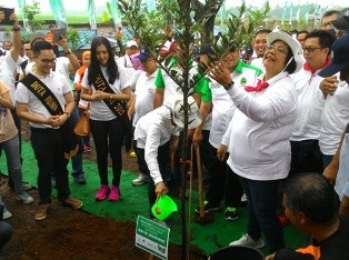 Warga Indonesia Diminta <i>Selfie</i> Bareng Pohon