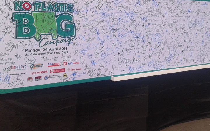 Ketua DPD dan Aprindo Tandatangani Kampanye <i>No Plastic Bag</i>