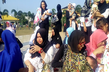 Puluhan Ibu Menyusui Bersama di Istana Maimun