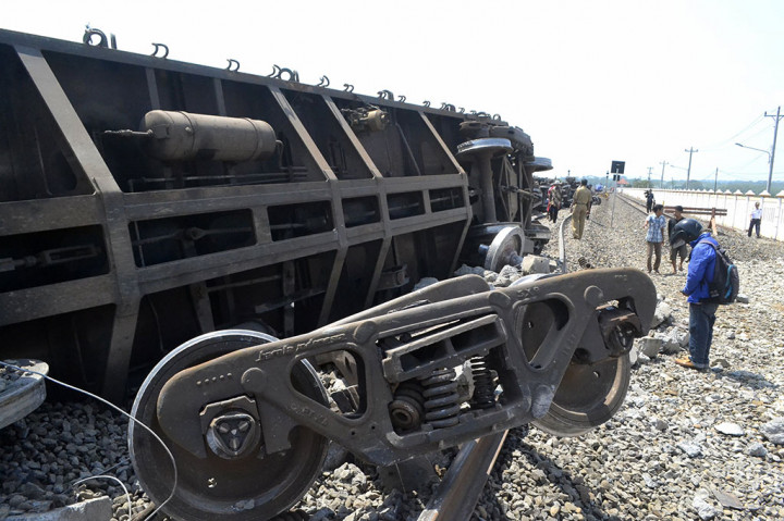 Kereta Barang Terguling di Batang