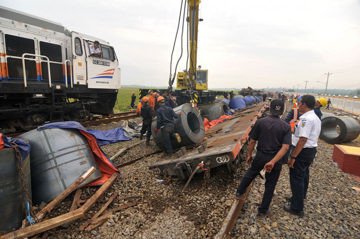 Evakuasi Muatan Baja Kereta Barang yang Terguling di Batang