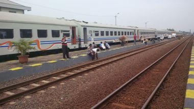 Dampak Kereta Terguling, Penumpang Terlantar di Pekalongan