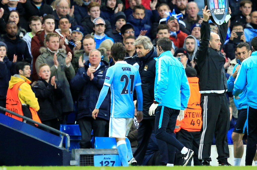 David Silva (21) saat berjalan menuju ruang ganti karena cedera (Foto: AP Photo/Jon Super)