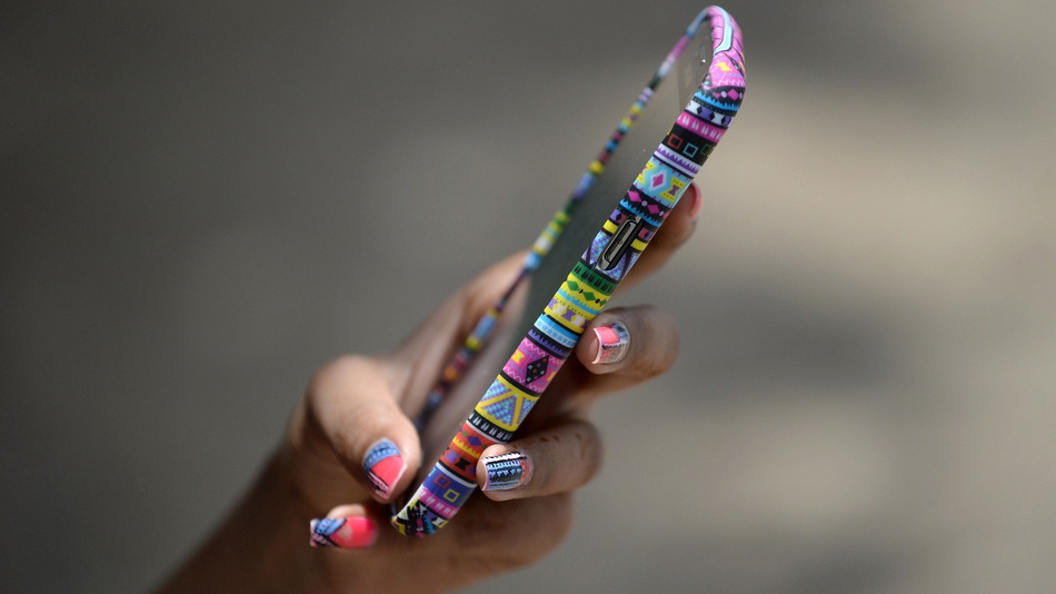 Ponsel di India akan dilengkapi dengan tombol panik. (INDRANIL MUKHERJEE / AFP / GETTY IMAGES)