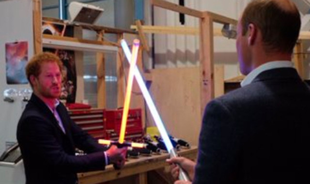 Pangeran William dan Harry melakukan adegan bersama stormtroopers di film Star Wars Episode VIII (Foto:Twitter @Kensington Palace)