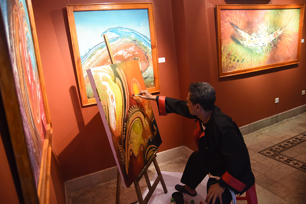 Pameran Batik Lukis 'Liris' Digelar di Surabaya