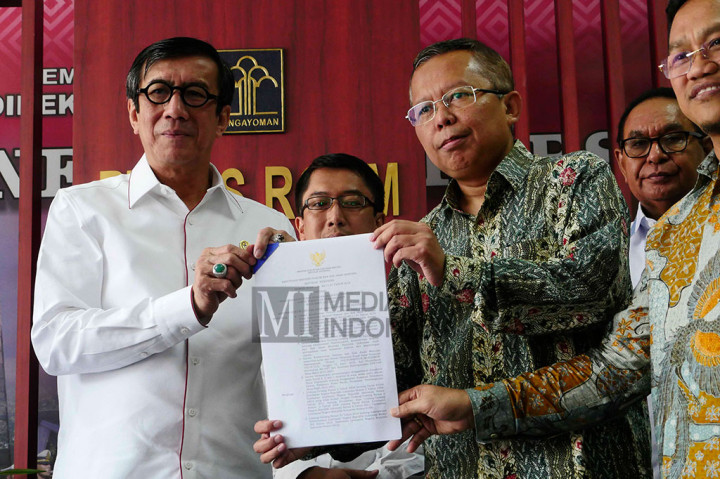 Menkumham Serahkan SK Kepengurusan PPP