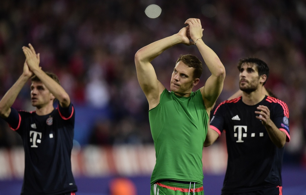 Neuer (tengah) memberi apresiasi kepada suporter Bayern yang sudah memberikan dukungan (JAVIER SORIANO / AFP)