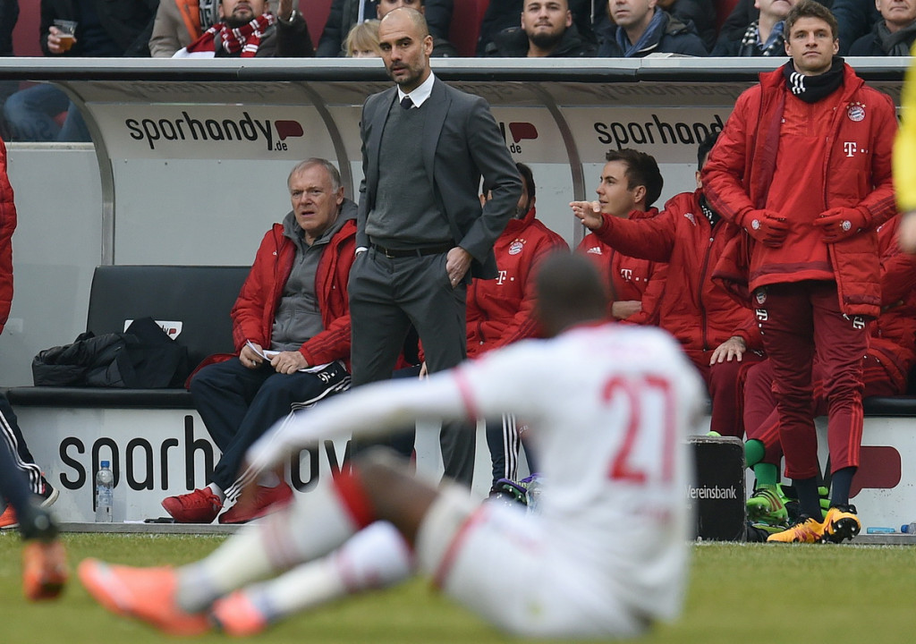 Josep Guardiola (kiri) dan Thomas Mueller (Foto: AFP)