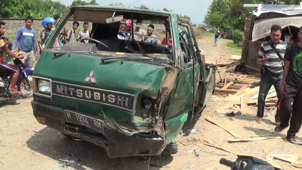 Mobil pick up yang di tabrak kereta api barang di perlintasan tanpa palang pintu Desa Dempelrejo, Kecamatan Ngampel, Kendal. (Foto: MTVN/Iswahyudi)