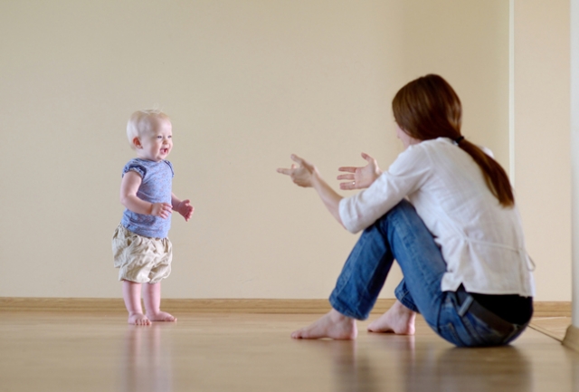 Kesalahan banyak orang tua adalah menunggu agar bayi bisa berjalan sendiri (Foto:Babypost)
