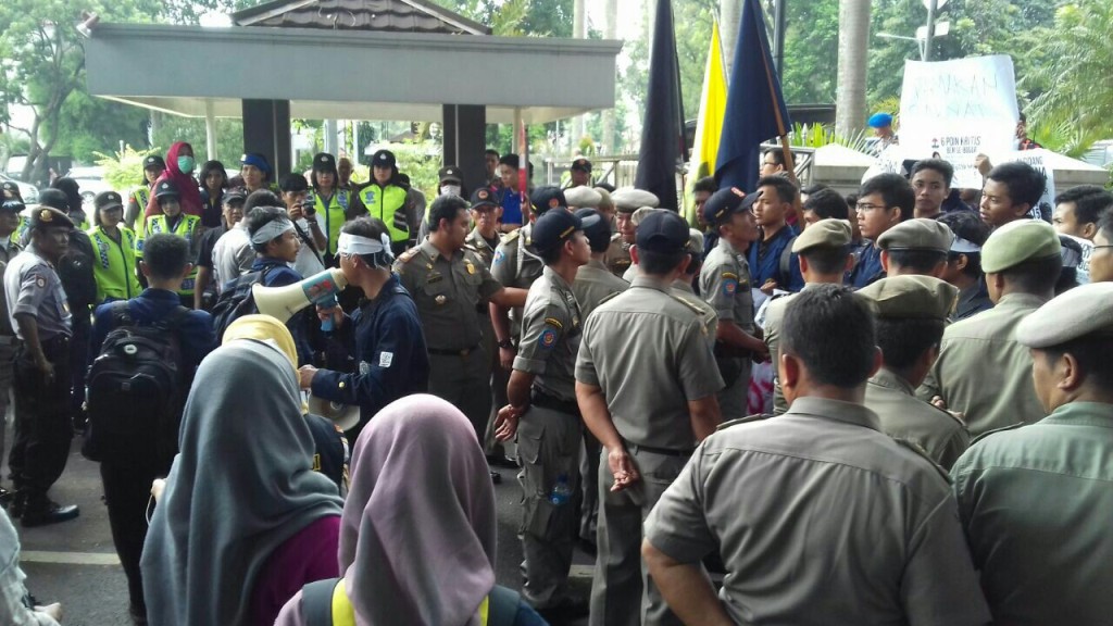 ?Sejumlah Mahasiswa dari BEM se-Bogor menyoroti kinerja Wali Kota Bogor, Bima Arya, Jumat (29/4/2016). Foto: Metrotvnews.com/Mulvi