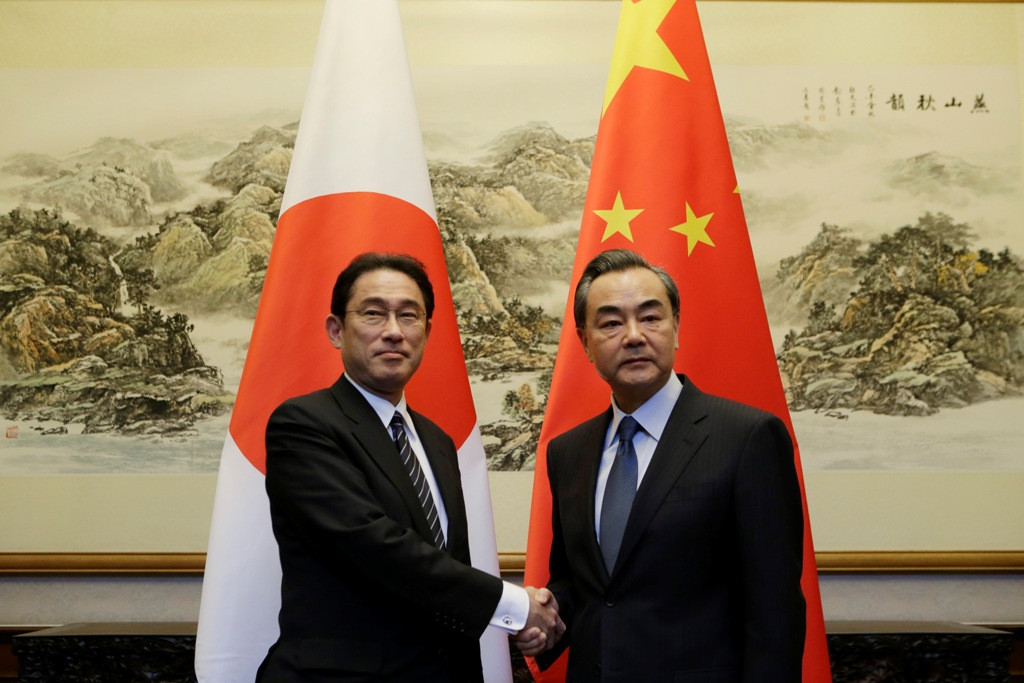 Menlu Jepang Fumio Kishida (kiri) dan Menlu Tiongkok Wang Yi (kanan) (Foto: AFP)