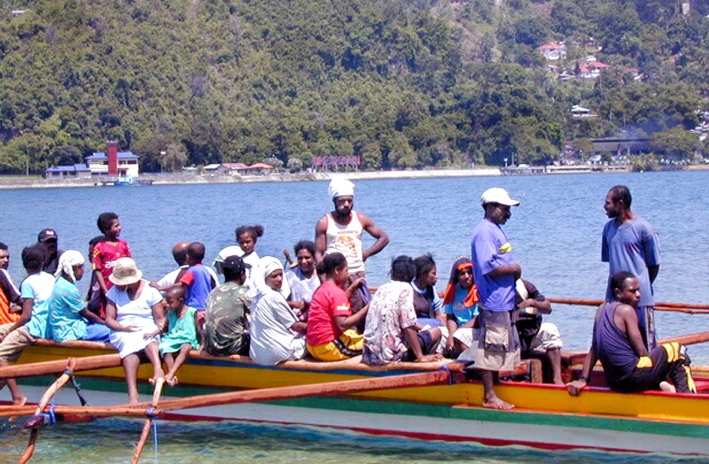 Sebuah perahu motor dari Depapre akan menurunkan para penumpangnya. (FOTO: ANTARA)
