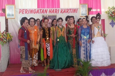 Saat Belasan Waria Berlenggak-lenggok di Aula Disbudpar Pemalang