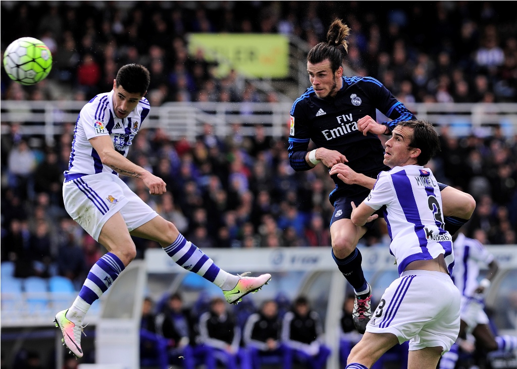 Gareth Bale (hitam) menjadi penentu kemenangan Real Madrid atas Real Sociedad (ANDER GILLENEA / AFP)