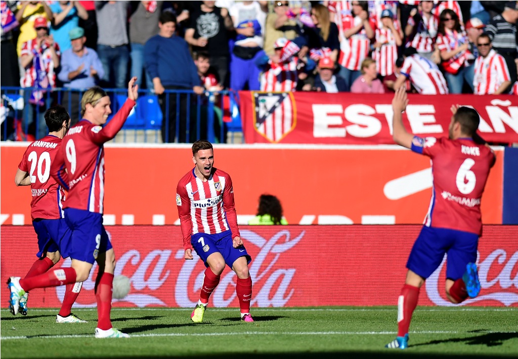 Penggawa Atletico Madrid Antoine Griezmann (tengah) berselebrasi usai membobol gawang Rayo Vallecano (PIERRE-PHILIPPE MARCOU / AFP)