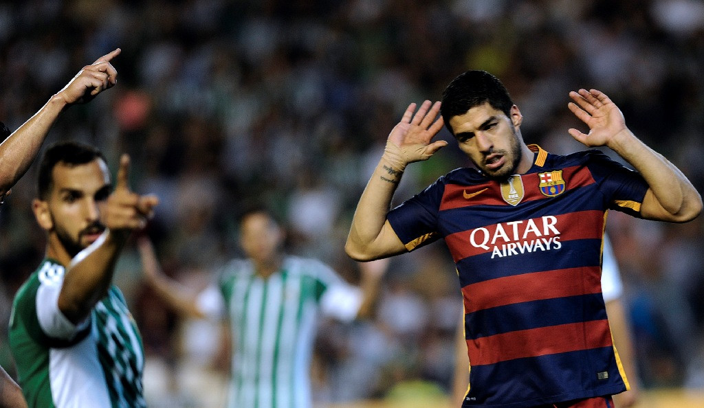 Luis Suarez (kanan) mencetak gol kedua Barcelona ke gawang Real Betis (CRISTINA QUICLER / AFP)
