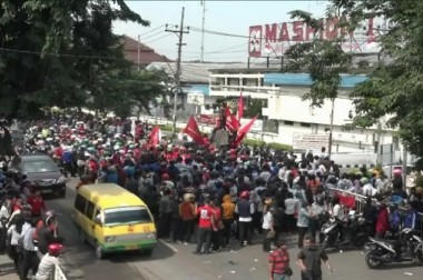 Buruh Sidoarjo Desak Gubernur Soekarwo Sahkan Raperda Ketenagakerjaan 