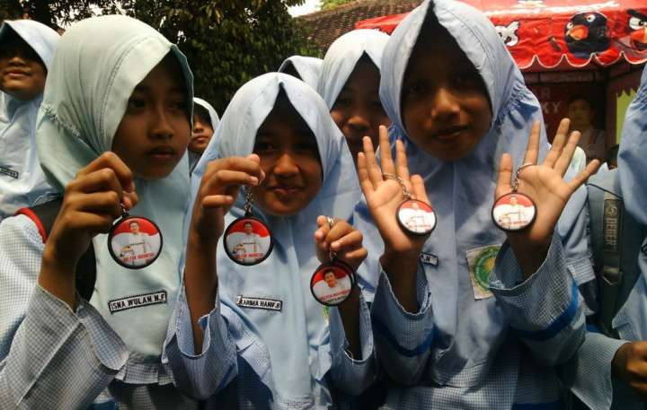 Siswa SD dan Karyawan Borong <i>Merchandise</i> Rio Haryanto di Boyolali