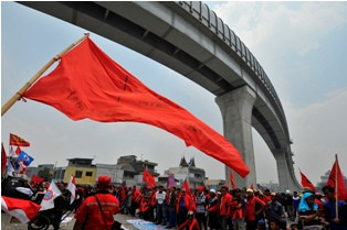 Ratusan Buruh Blokade Pelabuhan Tanjung Priok