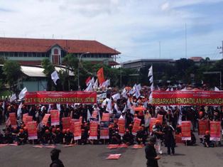 Buruh di Jatim Desak Kadisnakertrans Dicopot