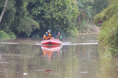 Dua Pemancing Terbawa Arus Sungai Cimanuk Belum Ditemukan