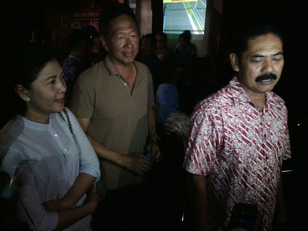 Wali Kota Solo dan kedua orang tua Rio saat nonton bareng Rio Haryanto di Gedung Balai Kota Solo. (Foto: MTVN/Pythag)