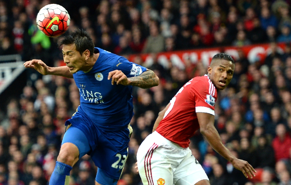 Leonardo Ulloa mengalahkan Antonio Valencia di udara (Foto: AFP/Oli Scarff)