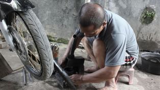 Tukang Tambal Ban Dirikan Sekolah Luar Biasa