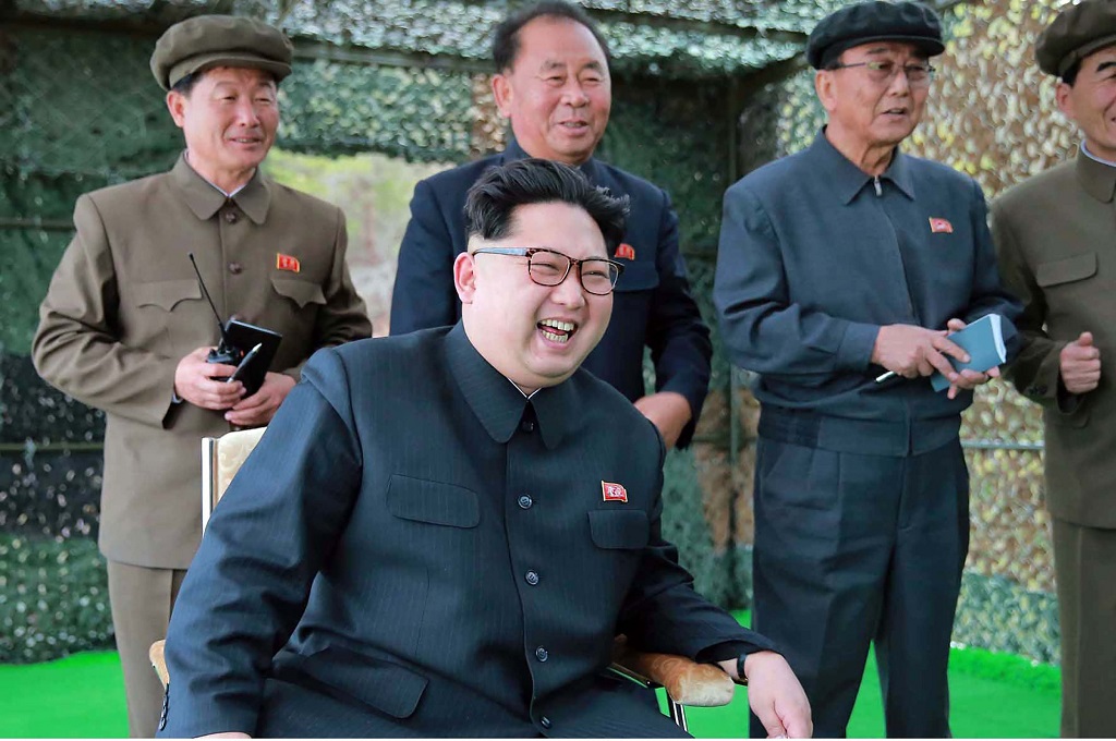 Kim Jong-un dalam inspeksi uji coba misil balistik kapal selam di lokasi yang tak disebutkan di Korut, 23 April 2016. (Foto: AFP/KCNA via KNS)