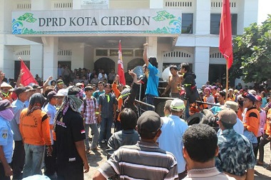 Ribuan Buruh <i>Nganggur</i> sejak Bongkar Muat Batu Bara di Cirebon Ditutup
