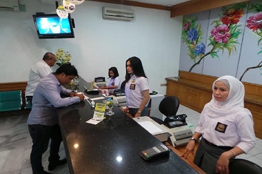 Sekelompok 'Pelajar SMA' Layani Nasabah Bank di Medan