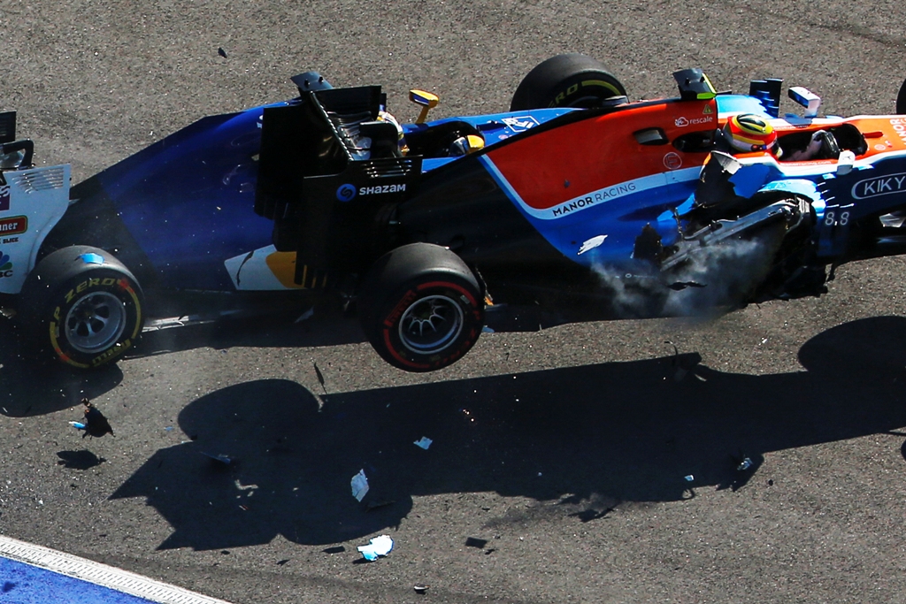 Insiden Rio Haryanto di GP Rusia. (AP Photo/Pavel Golovkin)