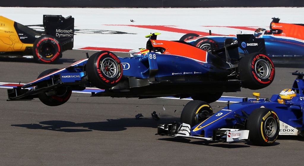 Insiden yang menimpa pembalap Indonesia Rio Haryanto. (AP Photo/Denis Tyrin)