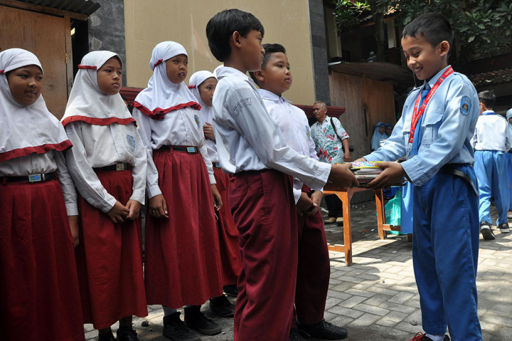 Peringati Hari Pendidikan dengan Sedekah Buku
