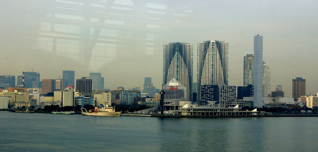 Kota ini dibangun dari dataran reklamasi di Teluk Tokyo, Jepang. Jepang membangun Pulau Odaiba dai timbunan sampah yang dikumpulkan warga. Foto: Foto Terbit/ TUTUS SUBRONTO.