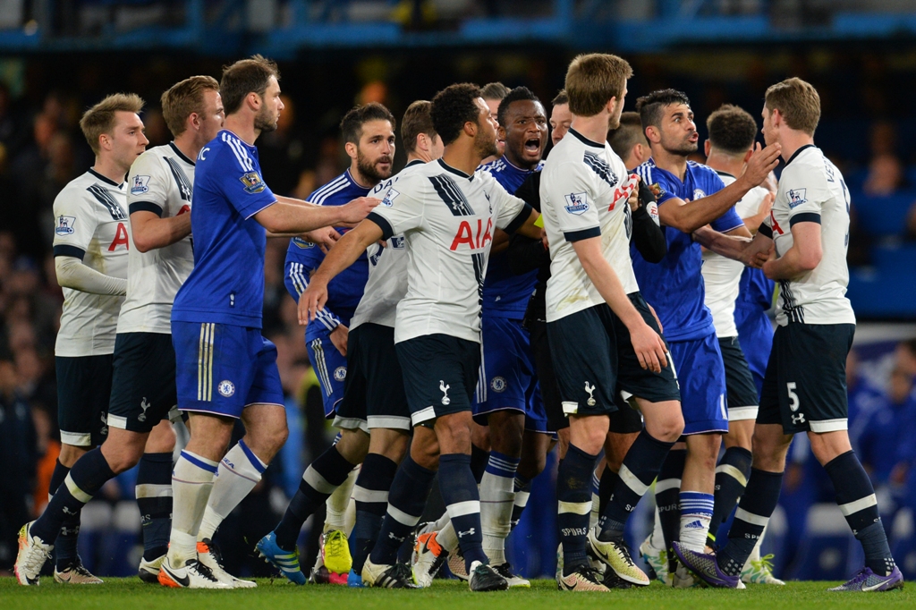 Para pemain Chelsea dan Tottenham terlibat keributan saat pertandingan (AFP)