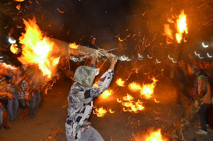 Warga Jepara Menggelar Tradisi Perang Obor
