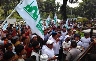 Warga Luar Batang Unjuk Rasa di Depan Kantor Ahok